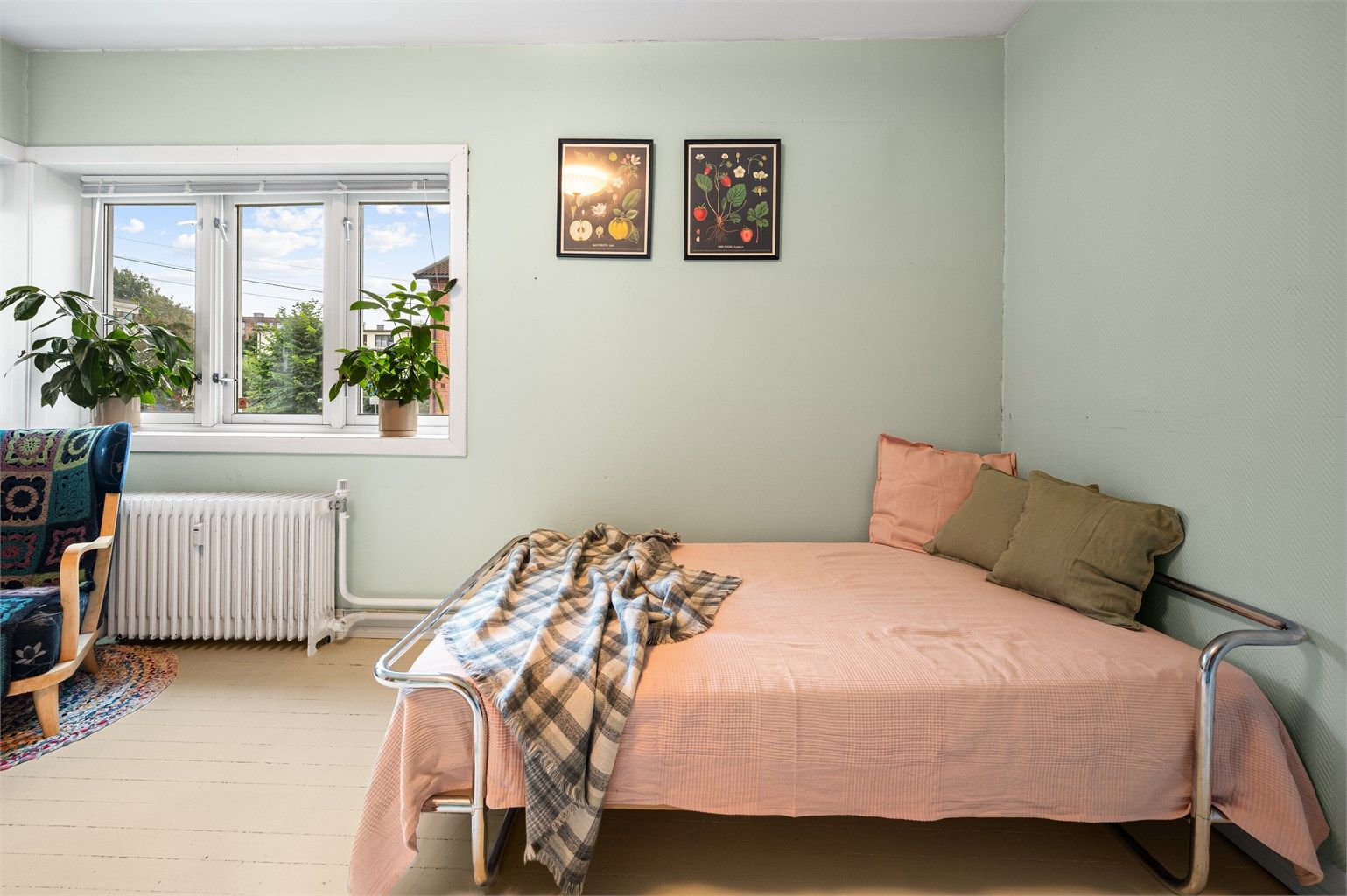 Rommet har god plass til dobbeltseng, garderobe mm