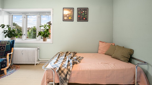 Rommet har god plass til dobbeltseng, garderobe mm