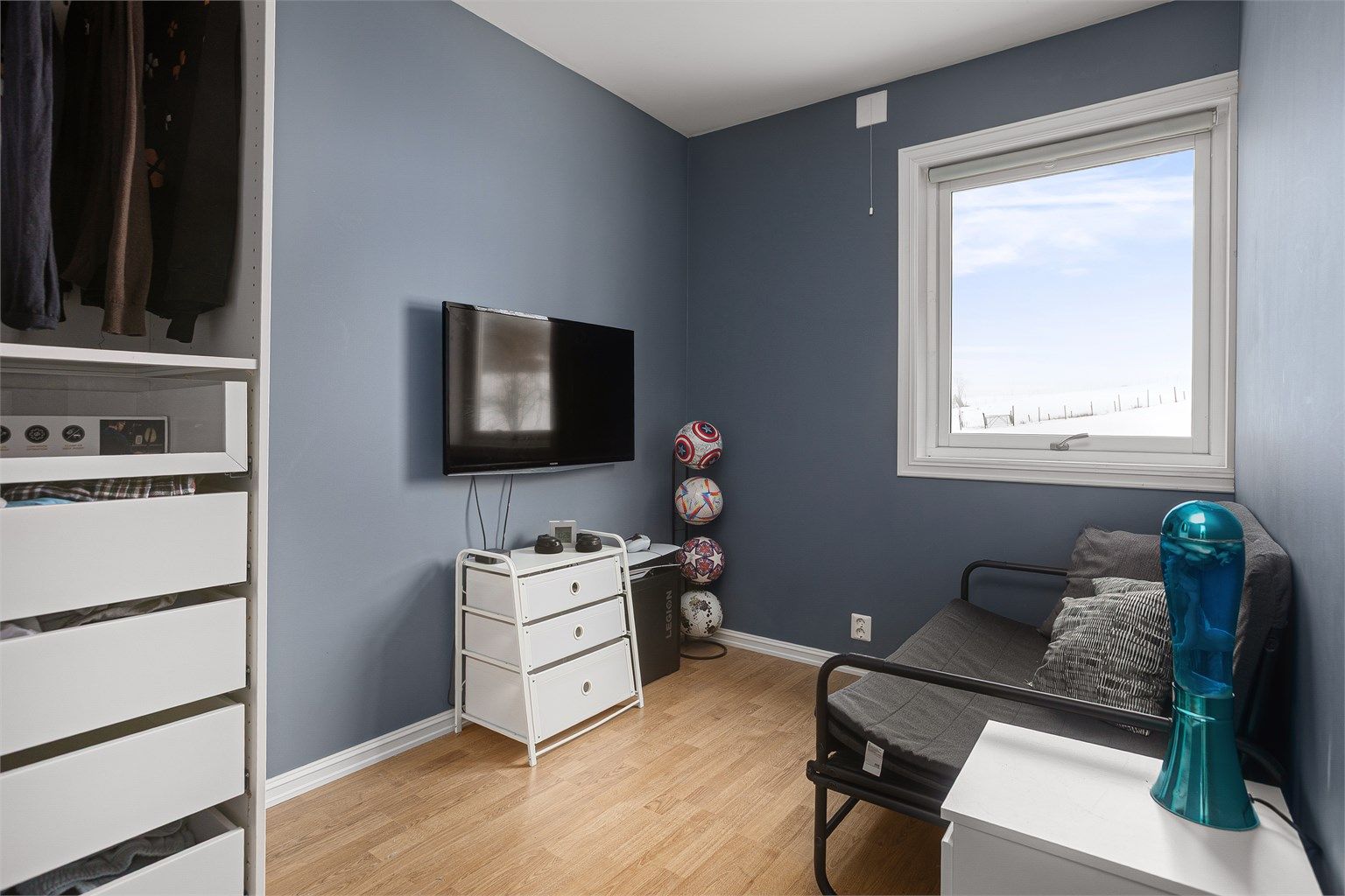 Soverom av god størrelse med plass til senge og garderobeløsning