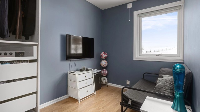 Soverom av god størrelse med plass til senge og garderobeløsning