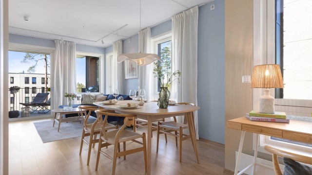 En moderne 5-roms leilighet fra 2021 med en åpen og sosial planløsning. Gjennomgående parkett og balansert ventilasjon sikrer et godt inneklima.