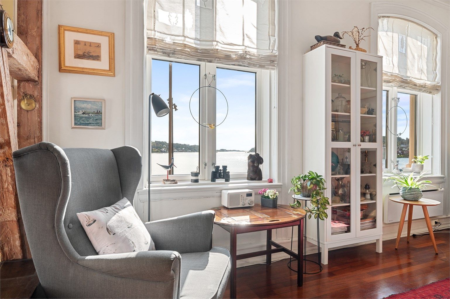 Stue med store klassiske vinduer vendt mot sjøen