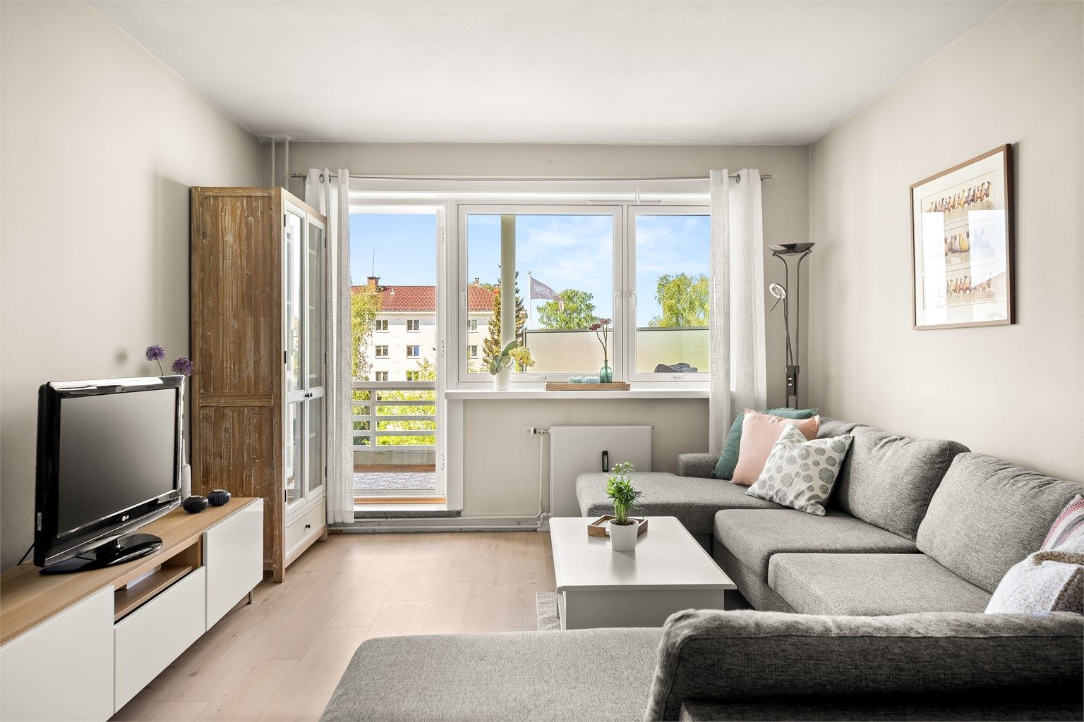 Balkongdør og vinduer er fra 2019.
