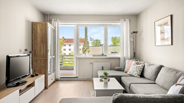Balkongdør og vinduer er fra 2019.