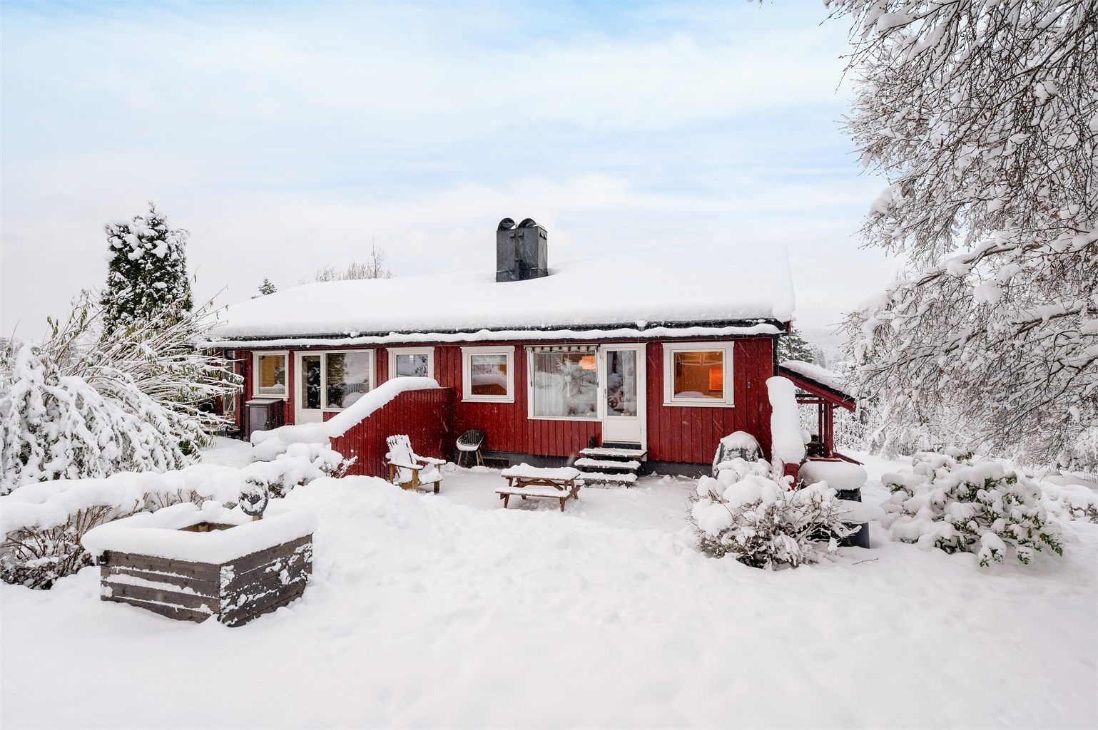 Her bor du med kort vei til en rekke dagligdagse servicetilbud, gode kollektivmuligheter og fantastiske turmuligheter.