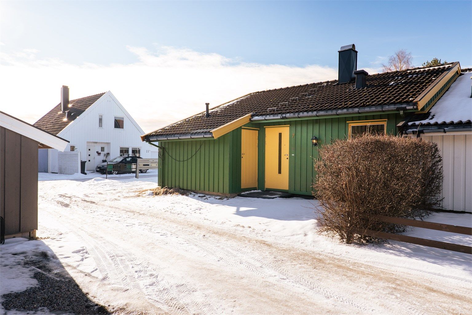 Enebolig i rekke fra 1983. Boligen fremstår med en standard som er typisk for byggeåret, med behov for normalt vedlikehold over tid.