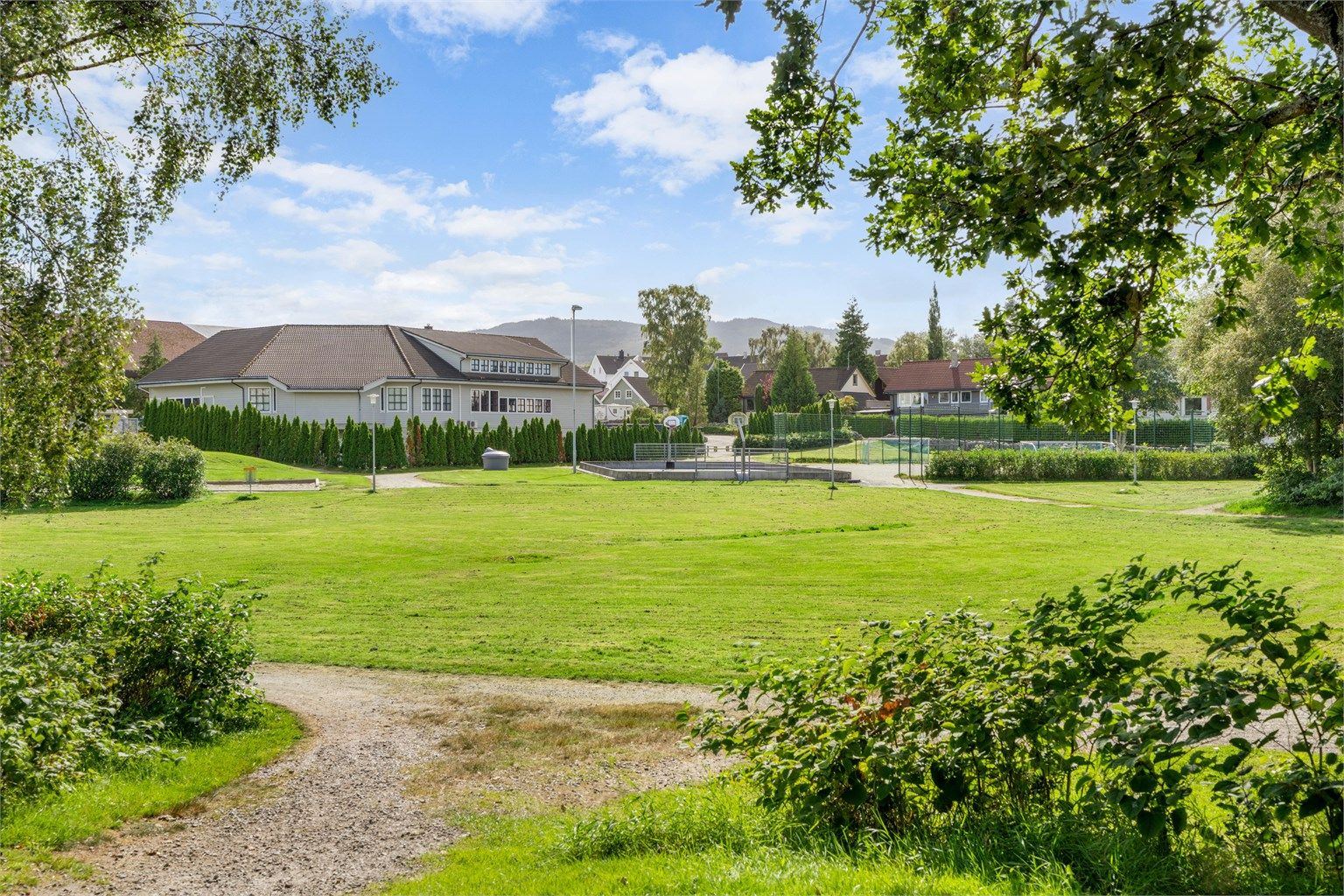 Både Hommersåk skole og Riska ungdomsskole ligger i trygg gangavstand.