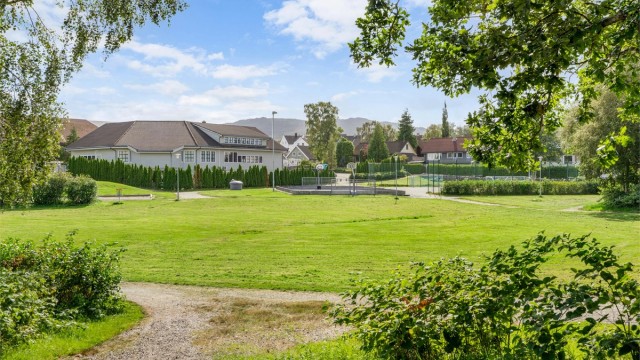 Både Hommersåk skole og Riska ungdomsskole ligger i trygg gangavstand.
