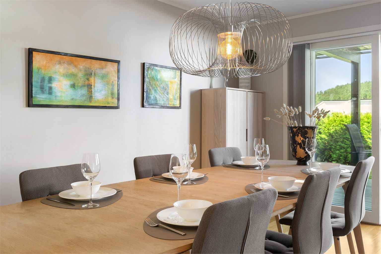 Spisestuen har god plass til langbord for hyggelige sammenkomster.