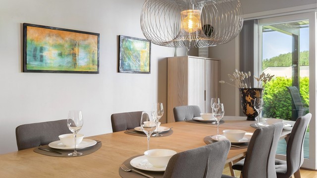 Spisestuen har god plass til langbord for hyggelige sammenkomster.
