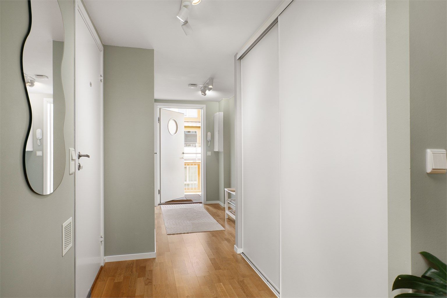 Praktisk skyvedørsgarderobe i gangen 