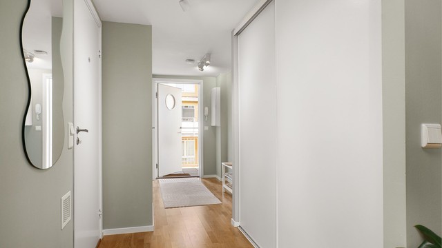 Praktisk skyvedørsgarderobe i gangen