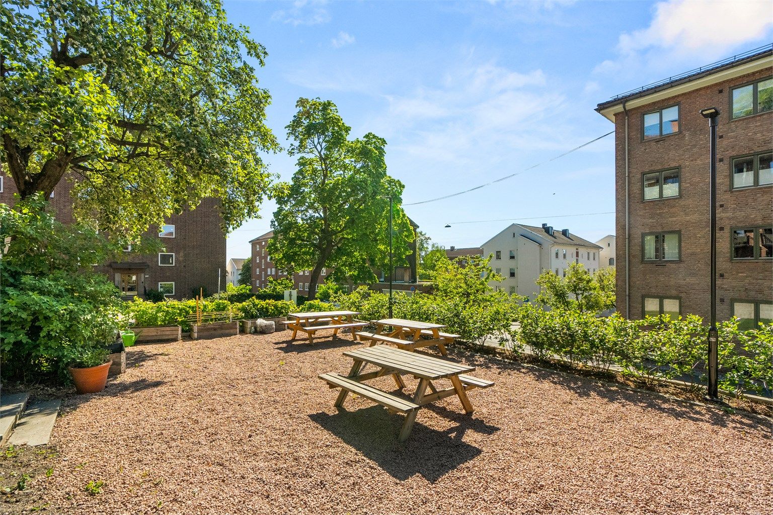 Det er flere sittegrupper på borettslagets tomt! 