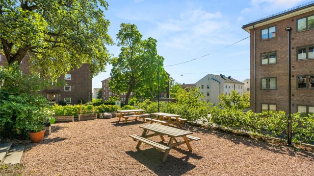 Det er flere sittegrupper på borettslagets tomt!