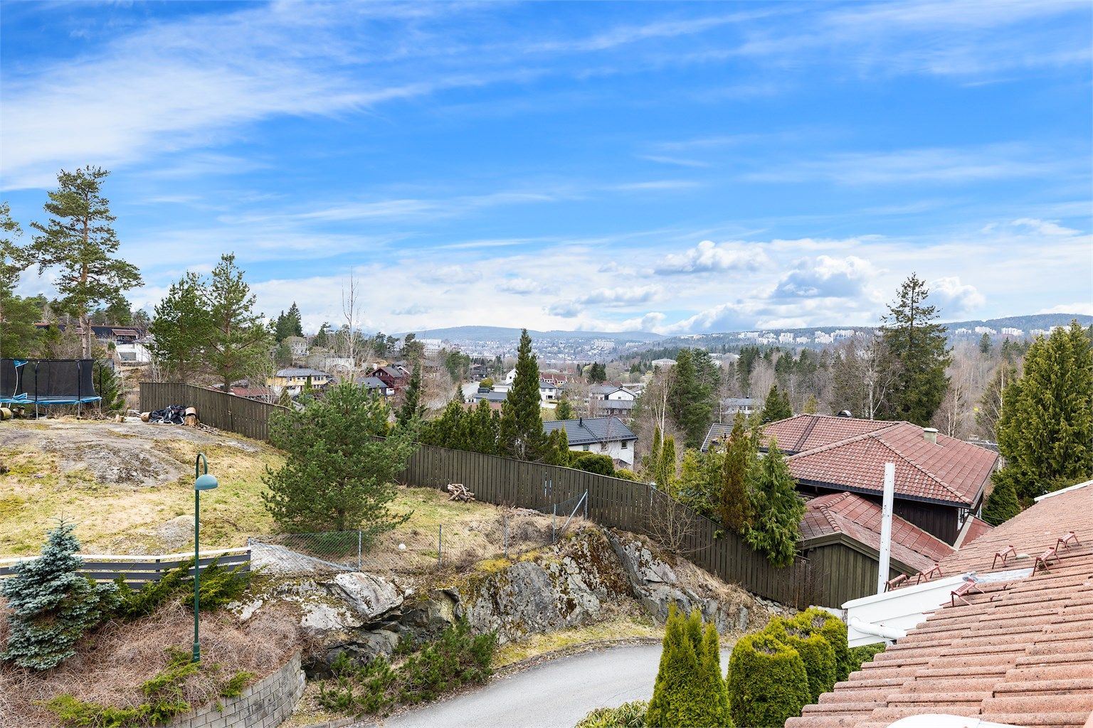 Fra leiligheten er det flott utsikt over nærområdet og mot byen. Beliggenheten på Gamle Stovner er rolig og tilbaketrukket.