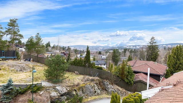 Fra leiligheten er det flott utsikt over nærområdet og mot byen. Beliggenheten på Gamle Stovner er rolig og tilbaketrukket.