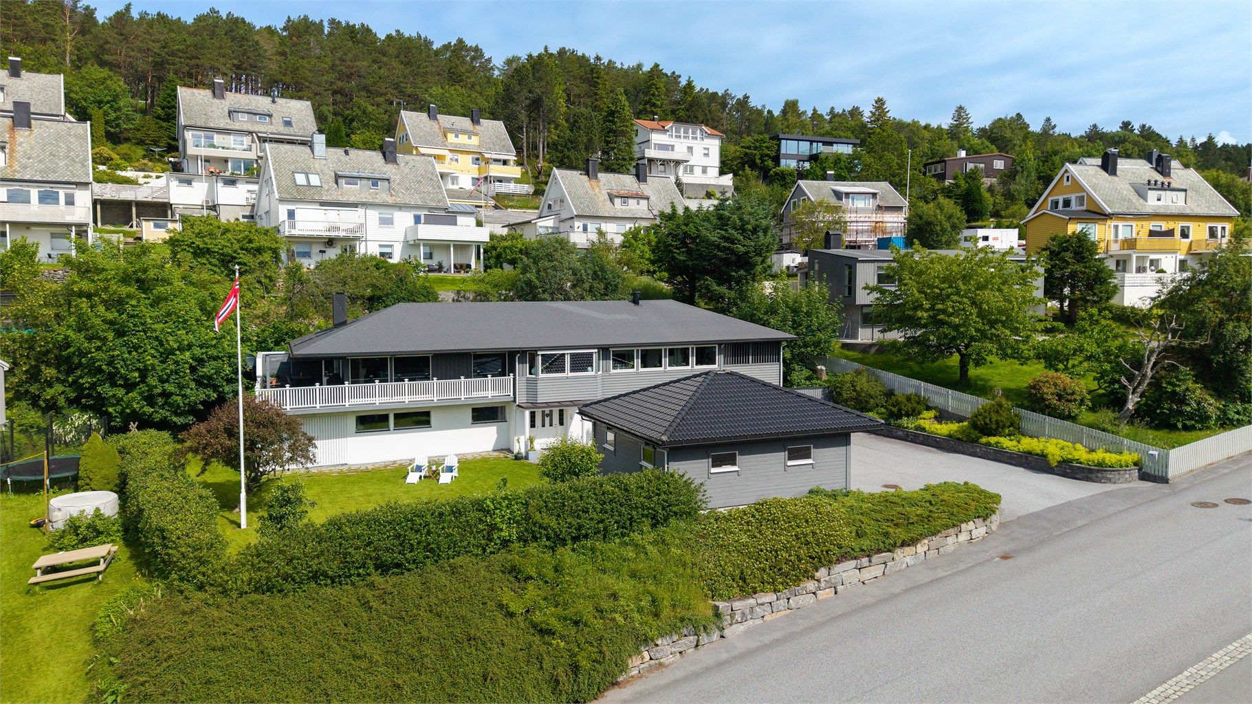 Boligen har sentral og attraktiv beliggenhet