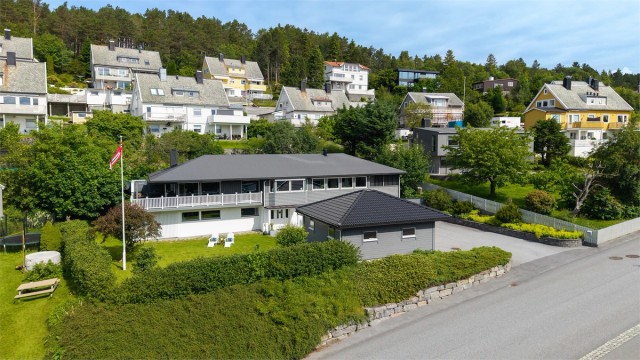 Boligen har sentral og attraktiv beliggenhet