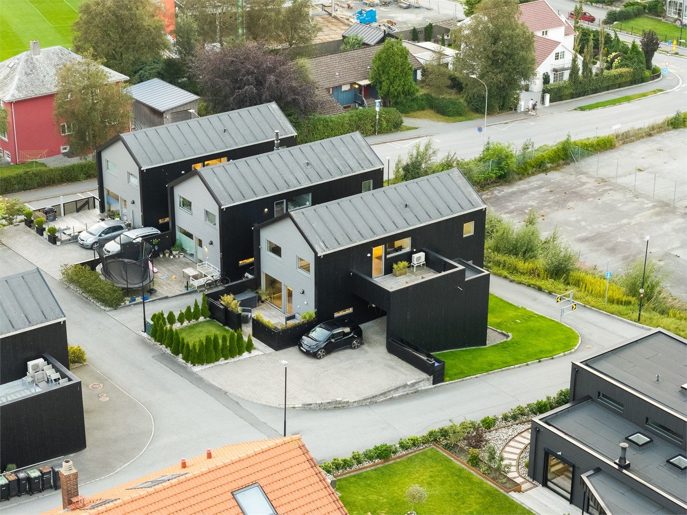 Boligen har en gjennomført standard, egen hybeldel, gode uteplasser og en planløsning som passer både barnefamilier og de som ønsker fleksible bo- og utleiemuligheter