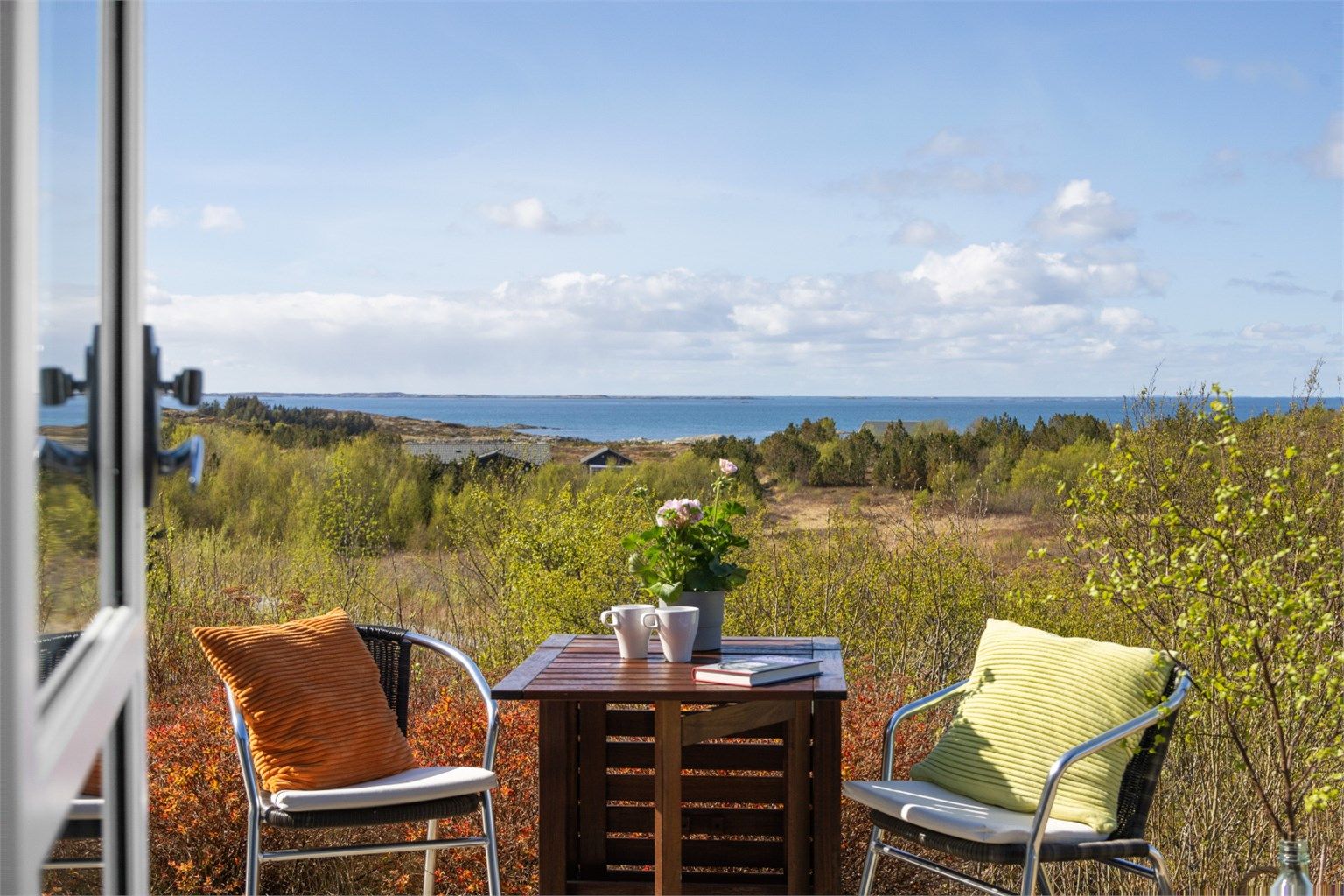 Nærheten til sjøen gir fine muligheter for fiske og friluftsliv året rundt, og området oppleves som fredelig og luftig med god avstand mellom eiendommene.