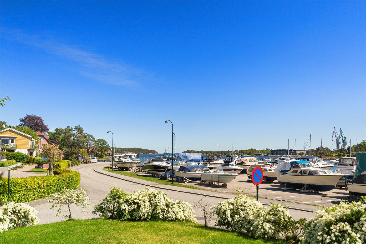 Flott utsikt over livsglade båtfolk, båthavn og ikke minst Byfjorden mot Steinsundet mellom Bragdøya og Andøya 
