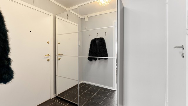 Entréen ønsker velkommen med god plass til yttertøy. Døren er brann- og lydklassifisert (B30/db35).