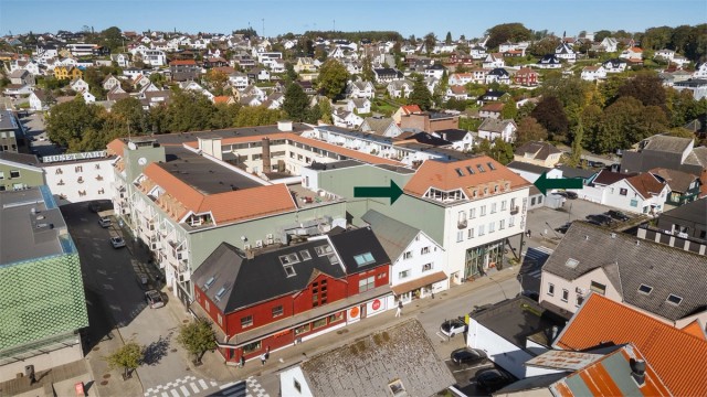 Solaveien 3, er en unik, romslig og innholdsrik toppleilighet midt i hjertet av Sandnes. Meget sentrumsnær beliggenhet i Huset Vårt, men er samtidig tilbaketrukket i toppetasjen.