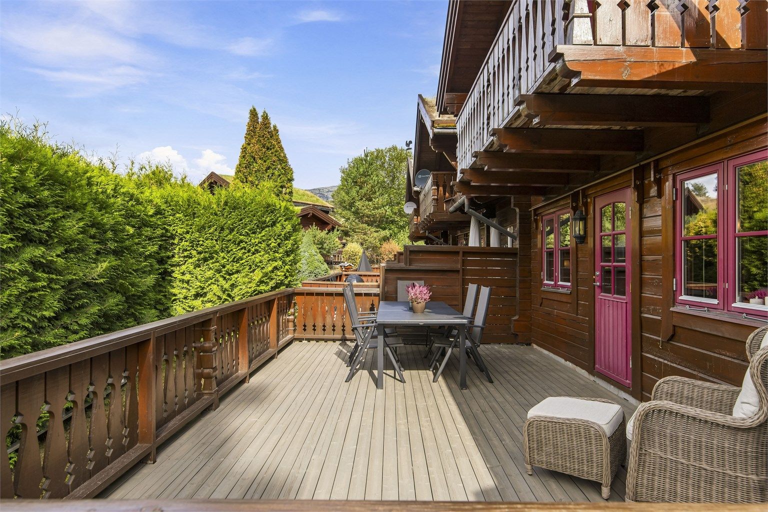 Stor og vestvendt terrasse på 24 m² med god plass til utemøbler.