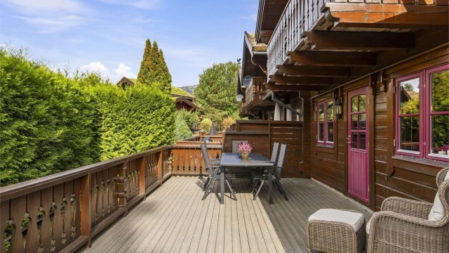 Stor og vestvendt terrasse på 24 m² med god plass til utemøbler.