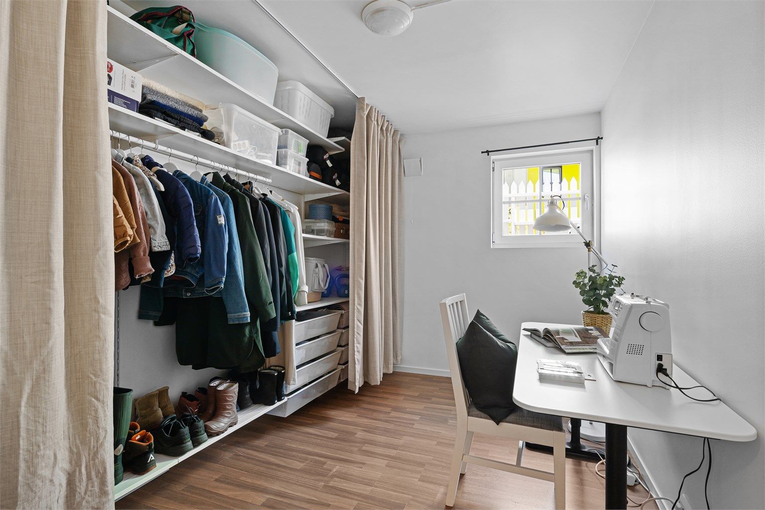 Soverom i denne etasjen har vært brukt som syrom/garderobe av selger. Det er god plass til seng og garderobeløsning her. Også et fint rom dersom man trenger et kontor.