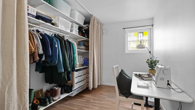 Soverom i denne etasjen har vært brukt som syrom/garderobe av selger. Det er god plass til seng og garderobeløsning her. Også et fint rom dersom man trenger et kontor.