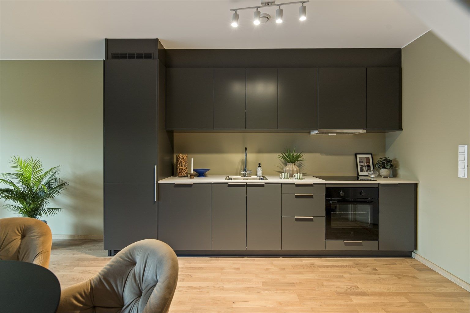 1.etasje består av kjøkken/ stue, entré og bad.