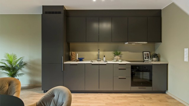 1.etasje består av kjøkken/ stue, entré og bad.