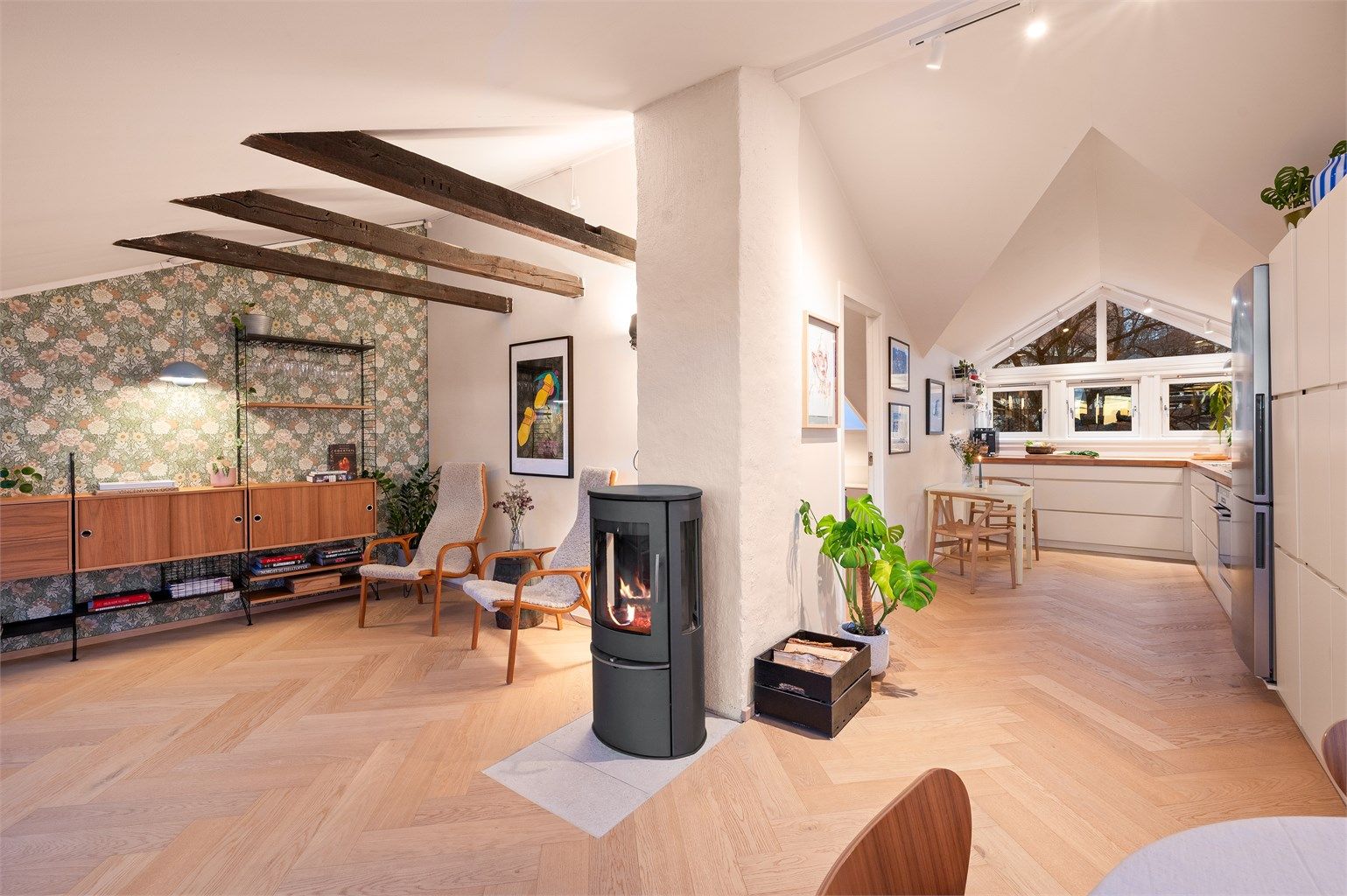 Fra den sosiale sonen er det en naturlig flyt videre inn mot kjøkkenet.