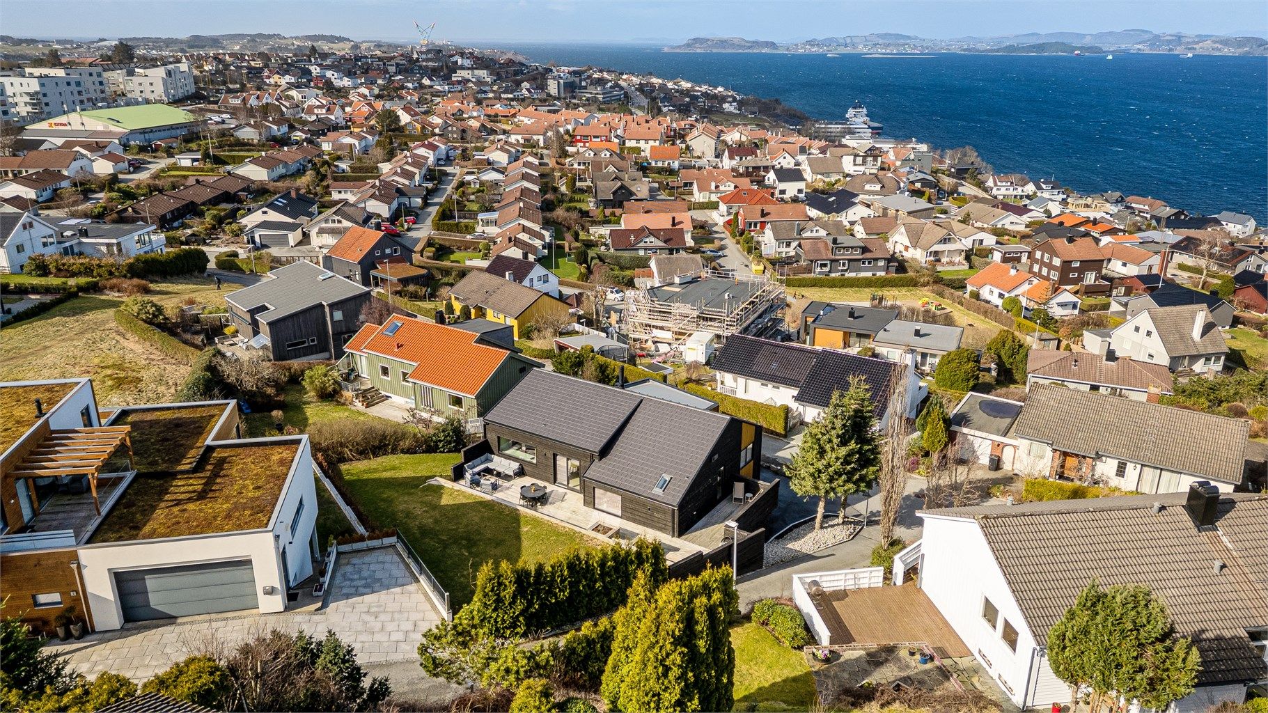 Eneboligen ligger i et etablert boligfelt på Tasta, med nydelig utsikt mot fjorden. Området består for det meste av lik bebyggelse og her ligger du på en høyde som gir åpent og fritt utsyn. 