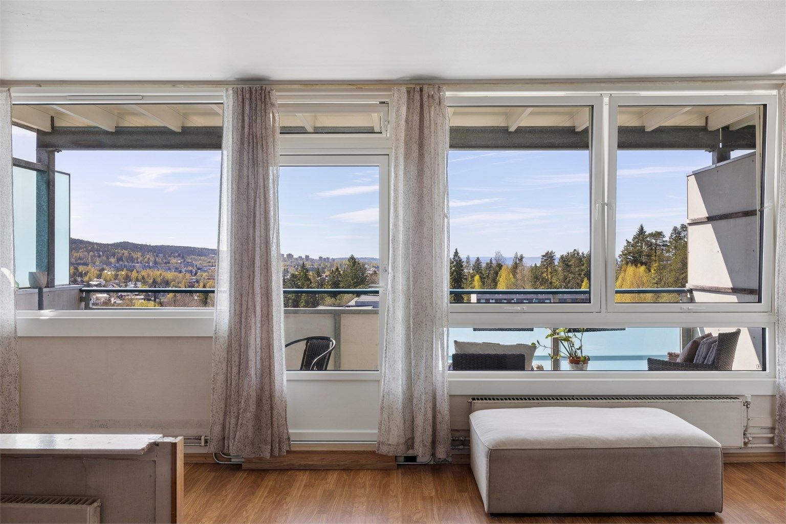 Utsikten strekker seg over nærområdet og gir et grønt og rolig bakteppe til hverdagen.