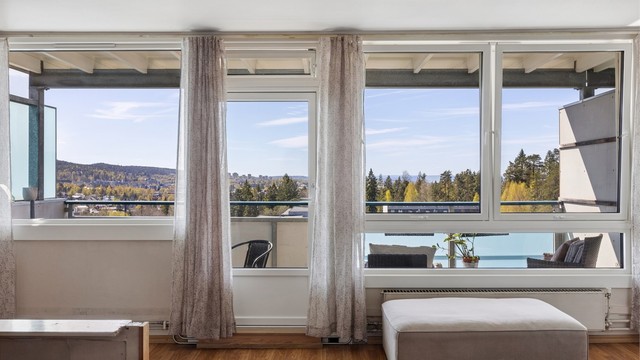 Utsikten strekker seg over nærområdet og gir et grønt og rolig bakteppe til hverdagen.