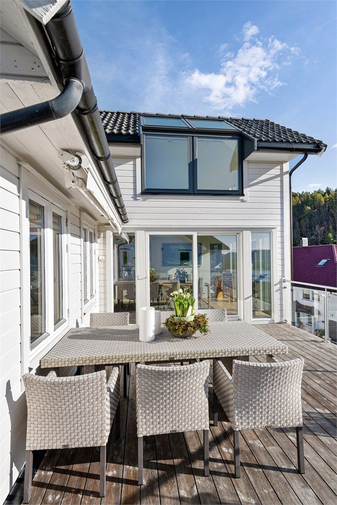 På den sydvestvendte terrasse er det god plass til både sittegruppe og spisebord