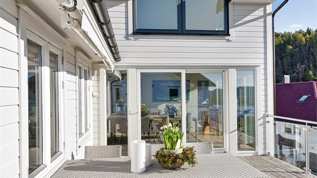 På den sydvestvendte terrasse er det god plass til både sittegruppe og spisebord