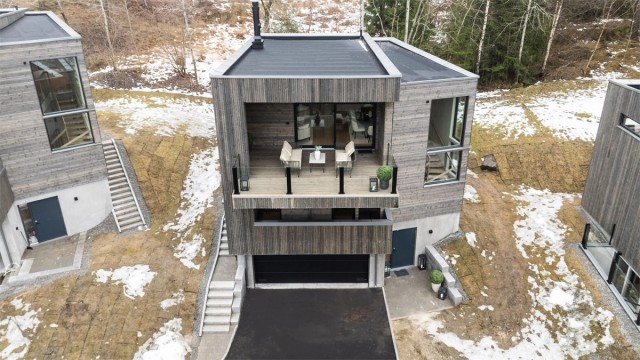 Boligen har et moderne arkitektonisk uttrykk med vedlikeholdsvennlig kledning