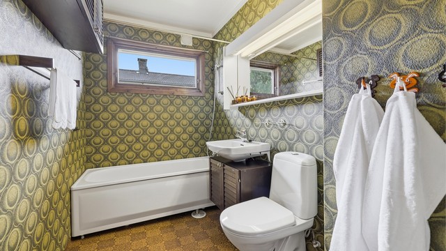 Både bad, toalett og vaskerom er originalt fra byggeår.