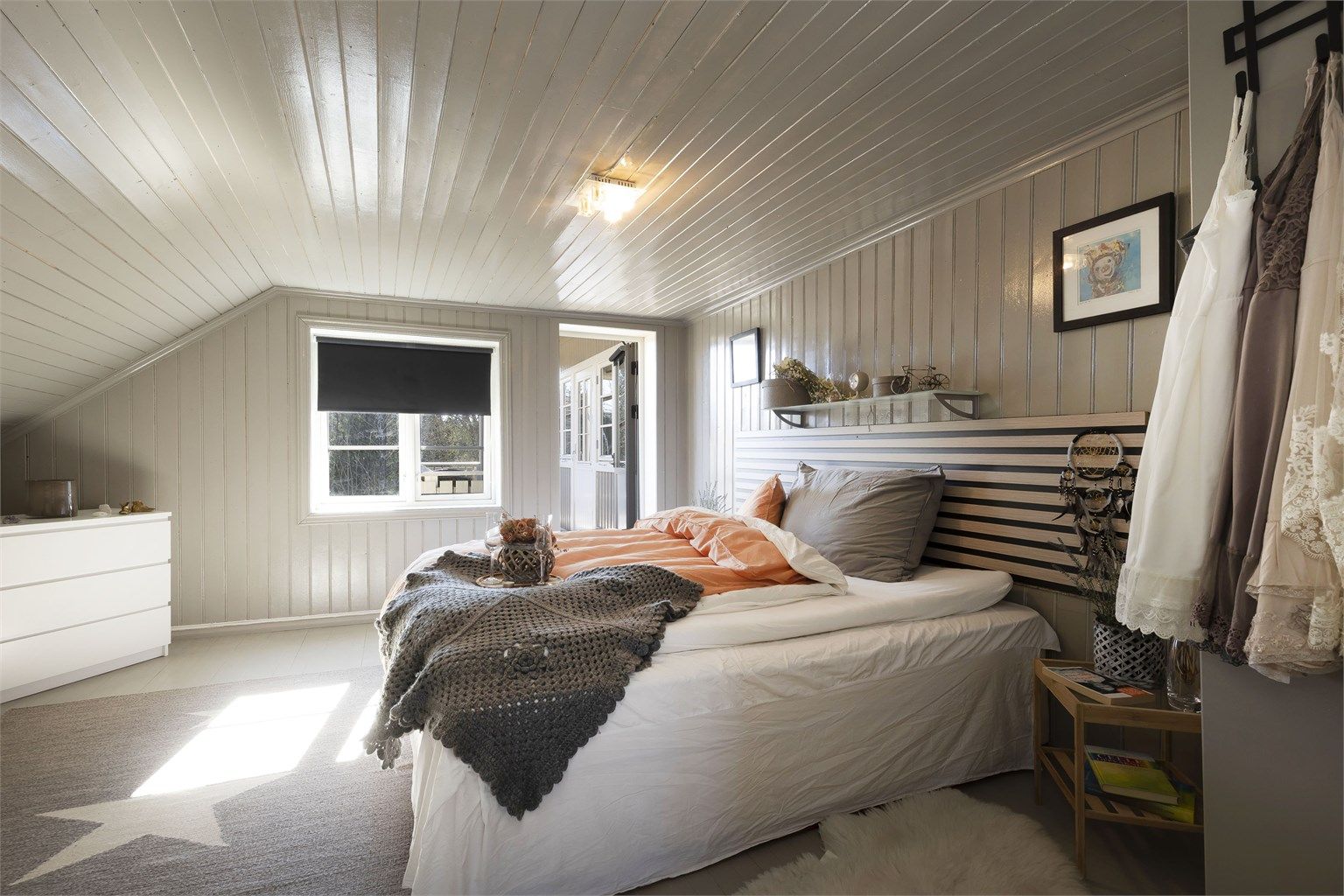 Hovedsoverommet i 2. etasje med direkte utgang til balkong.