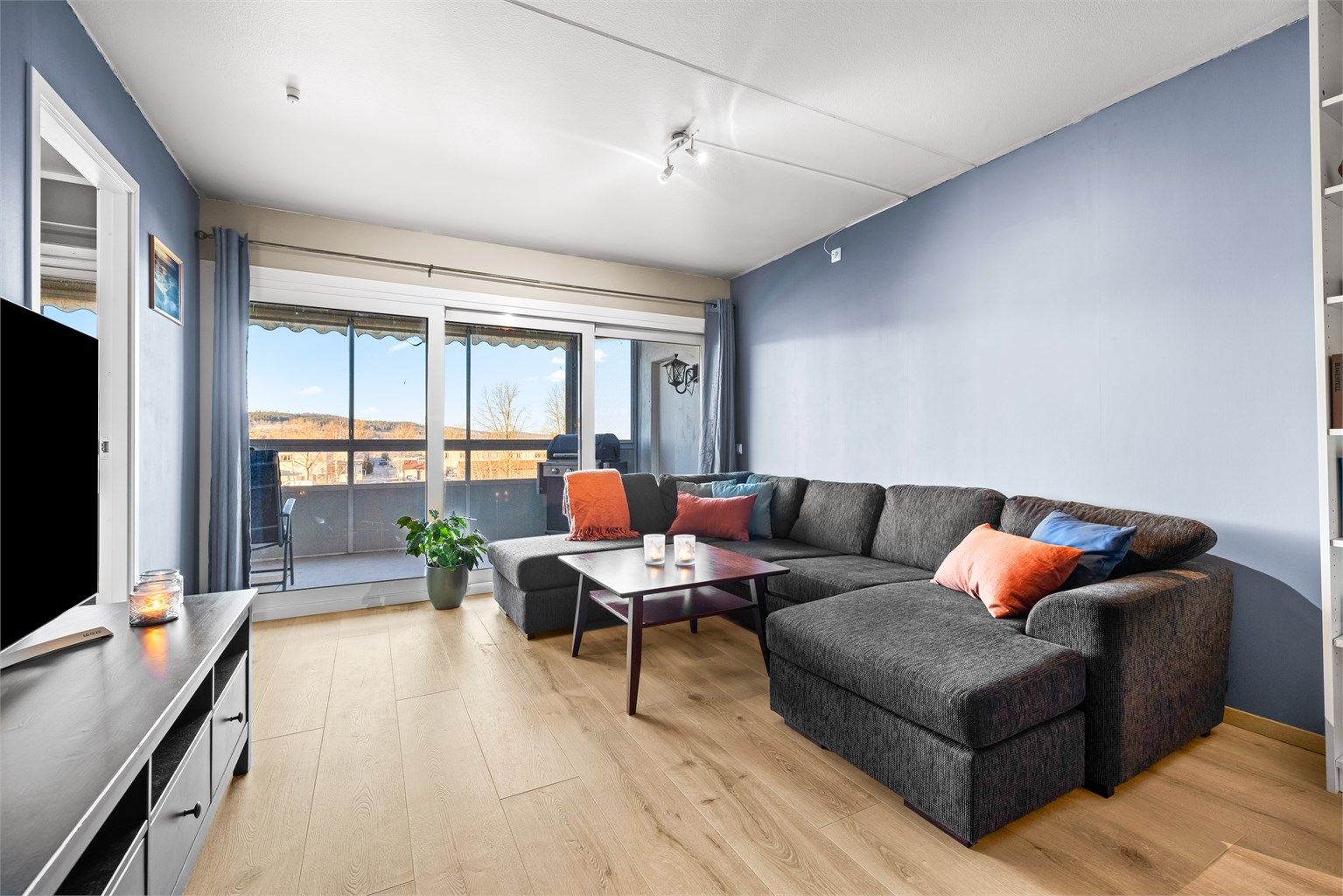 Store vindusflater gir godt med naturlig lys og en åpen atmosfære i rommet.