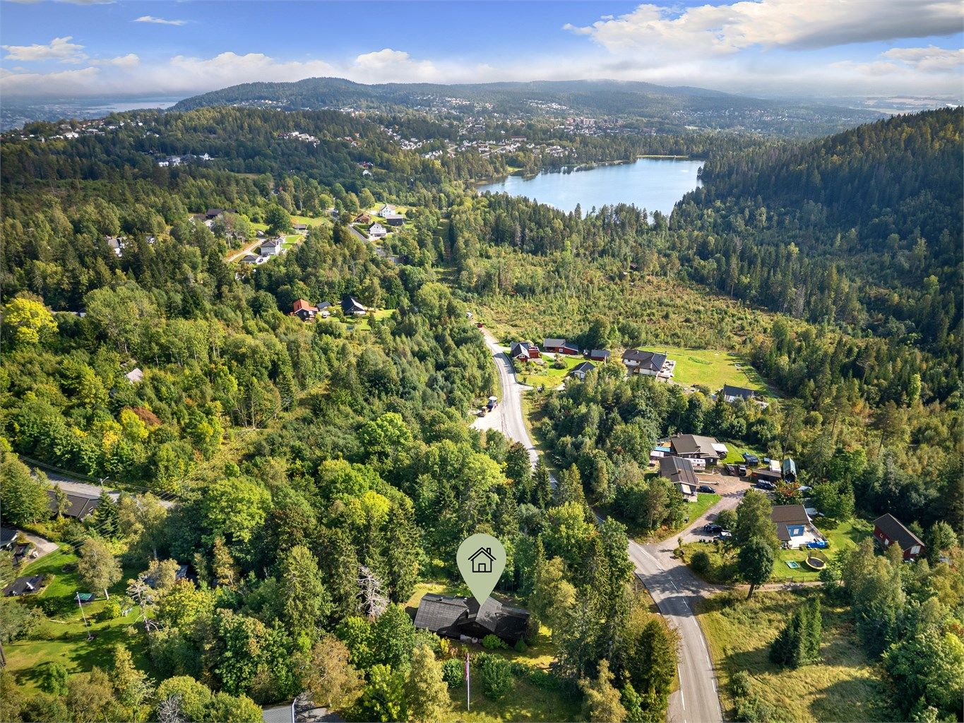 Eiendommen ligger usjenert til, med umiddelbar nærhet til flotte tur-/rekreasjonsområder og skiløyper.
Foto: Ole Thoresen.