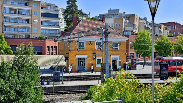 Kort gangavstand til Kolbotn togstasjon - god forbindelse mot nord og syd - toget går 4 ganger i timen til bl.a. Oslo store deler av dagen på hverdager