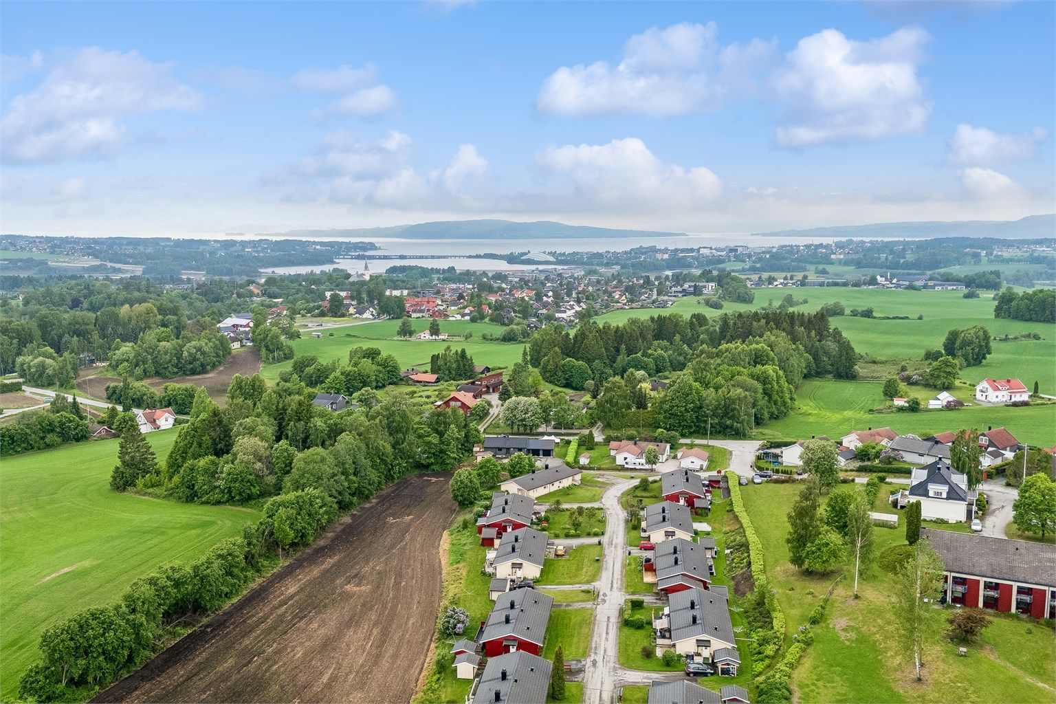Eiendommen ligger i et trivelig boligområde i Kåtorpgrenda, omgitt av landlige omgivelser og med gode rekreasjonsmuligheter rett utenfor døren. (Foto: EFKT v/Jonas Hasselgren)
