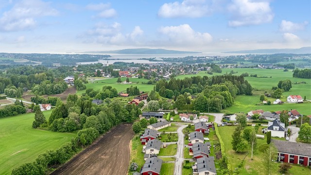 Eiendommen ligger i et trivelig boligområde i Kåtorpgrenda, omgitt av landlige omgivelser og med gode rekreasjonsmuligheter rett utenfor døren. (Foto: EFKT v/Jonas Hasselgren)