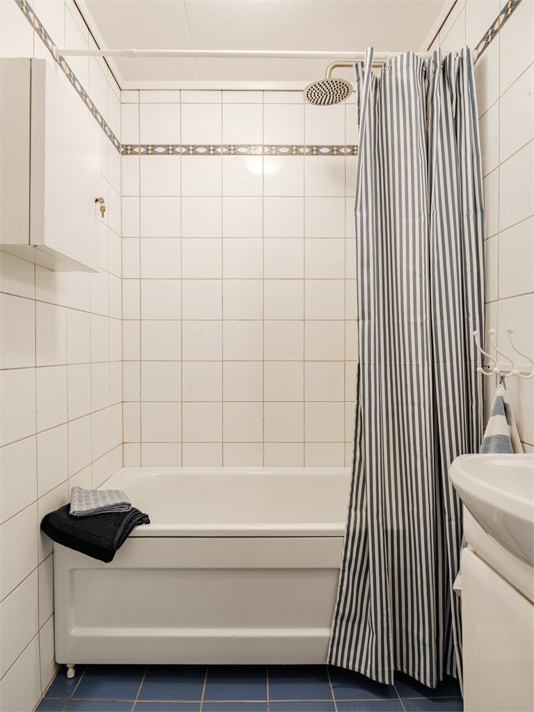 Bad i hovedetasjen av eldre dato. Det er også et nyere bad i underetasjen. 