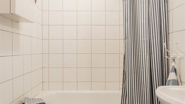 Bad i hovedetasjen av eldre dato. Det er også et nyere bad i underetasjen.
