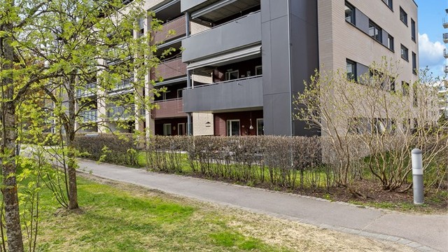 Leiligheten ligger i fjerde etasje i et bygg med heis.